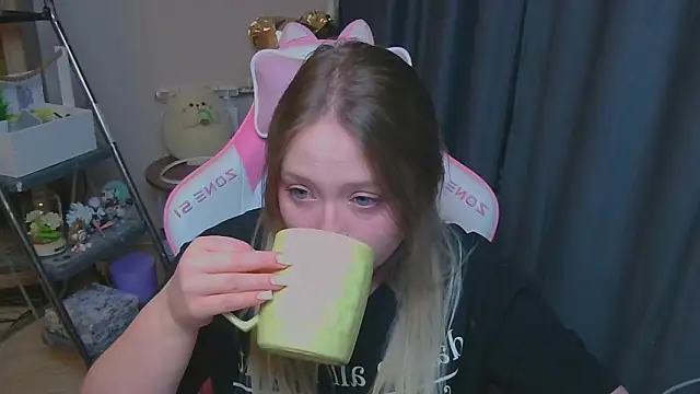 Emiliaaah online show from February 4, 2026, 5:08 pm