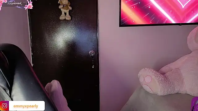 Snapshot of emyxpearly chatting on March 6, 2026, 5:15 am emyxpearly online show from March 6, 2026, 5:15 am