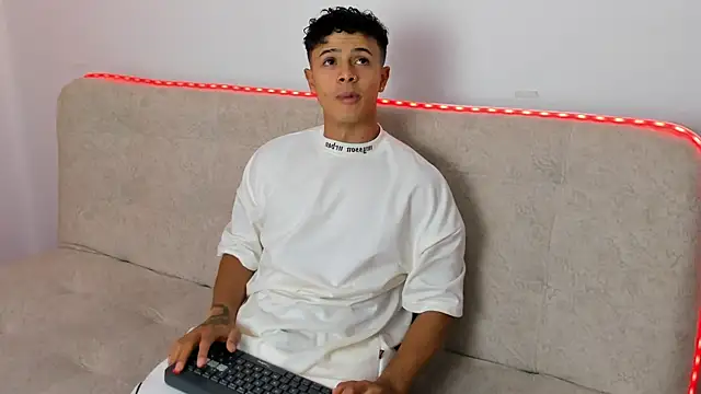  Alex Colton online show from May 3, 2026, 10:05 pm