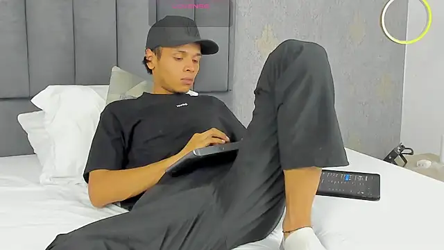 Alejandroo Montenegro online show from March 16, 2026, 2:39 am