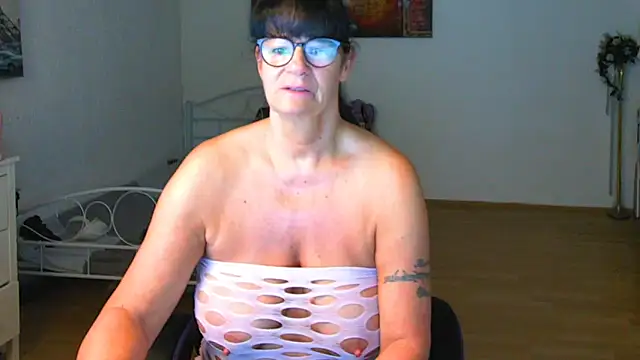 Snapshot of Sylly chatting on June 3, 2026, 5:43 am Sylly online show from June 3, 2026, 5:43 am