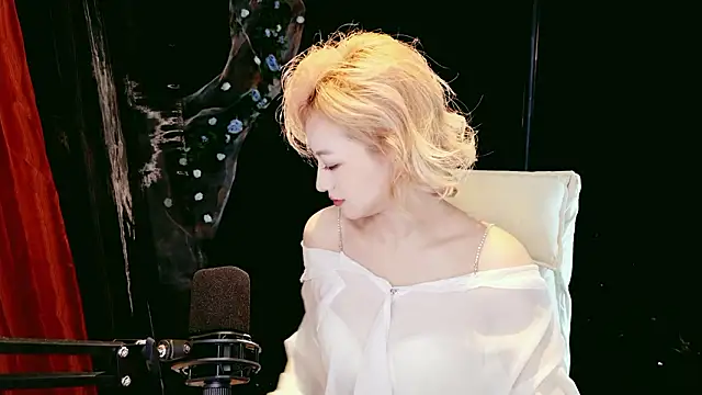 Lady-Mia777 online show from February 8, 2026, 12:19 pm