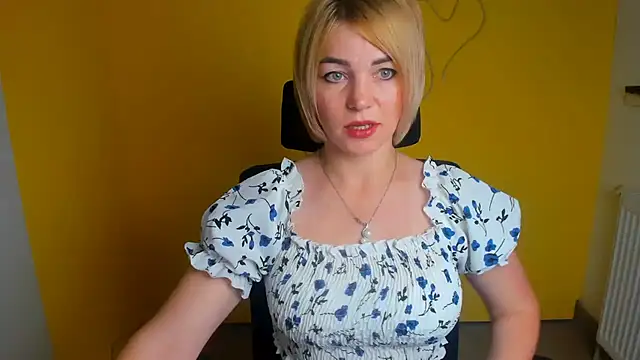 CuttieEmma online show from July 23, 2026, 12:25 pm