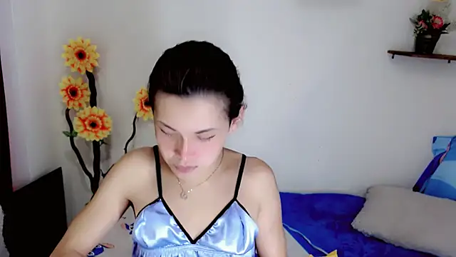 NathalialLooes online show from June 19, 2026, 8:23 pm