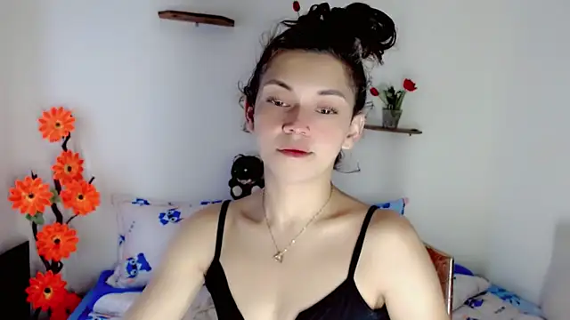 NathalialLooes online show from June 22, 2026, 6:05 pm