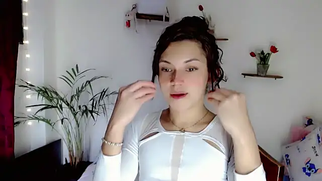 NathalialLooes online show from June 23, 2026, 9:02 pm