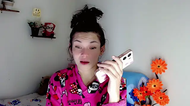 NathalialLooes online show from June 26, 2026, 9:19 pm