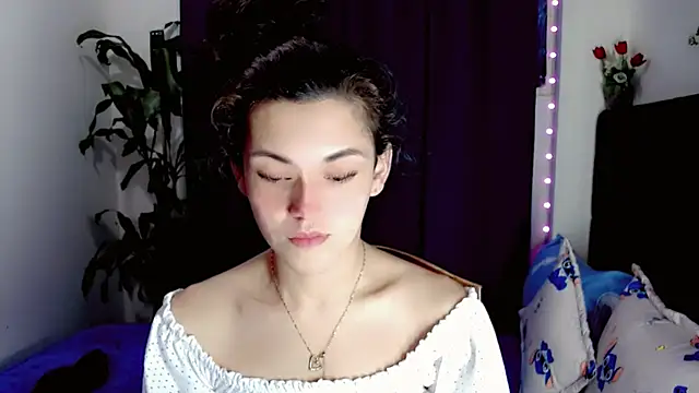 NathalialLooes online show from July 17, 2026, 6:35 pm