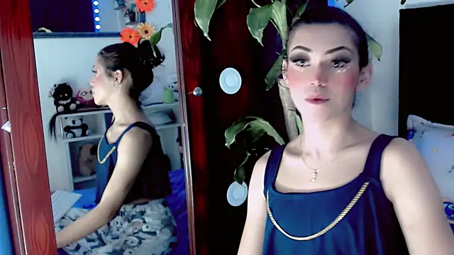 NathalialLooes online show from July 28, 2026, 8:52 pm