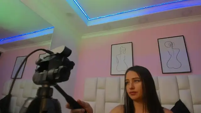 SARHA ANTONELLI online show from June 14, 2026, 12:18 pm