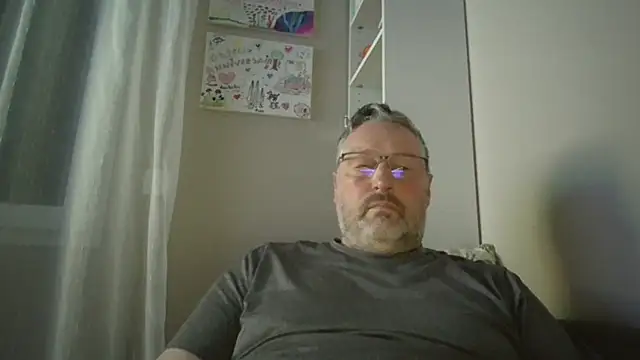 doudou310 online show from April 13, 2026, 4:29 am