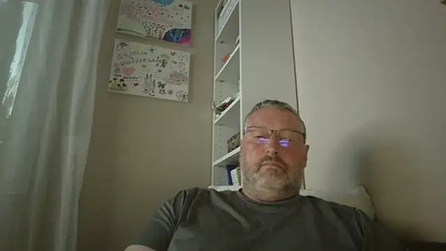 doudou310 online show from April 27, 2026, 4:10 am