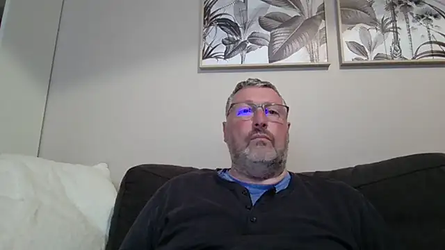 doudou310 online show from April 28, 2026, 3:33 am