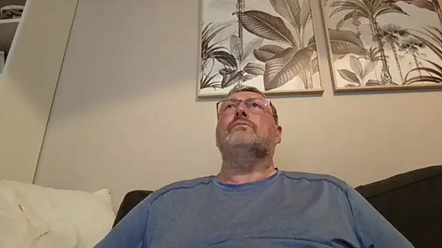 doudou310 online show from May 4, 2026, 3:46 am