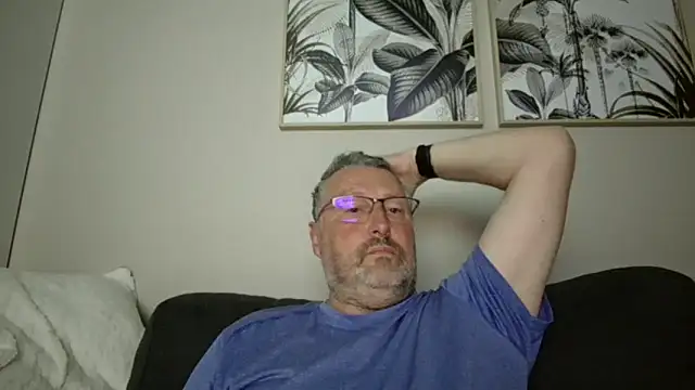 doudou310 online show from May 5, 2026, 4:31 am