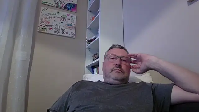 doudou310 online show from May 6, 2026, 3:13 am
