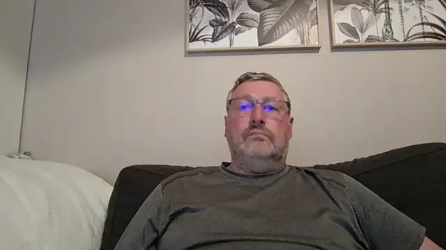 doudou310 online show from May 8, 2026, 3:12 am