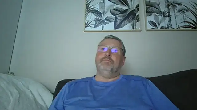 doudou310 online show from May 9, 2026, 4:17 am