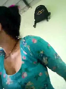 Snapshot of Miya_jaan chatting on August 3, 2026, 9:37 am Miya jaan online show from August 3, 2026, 9:37 am