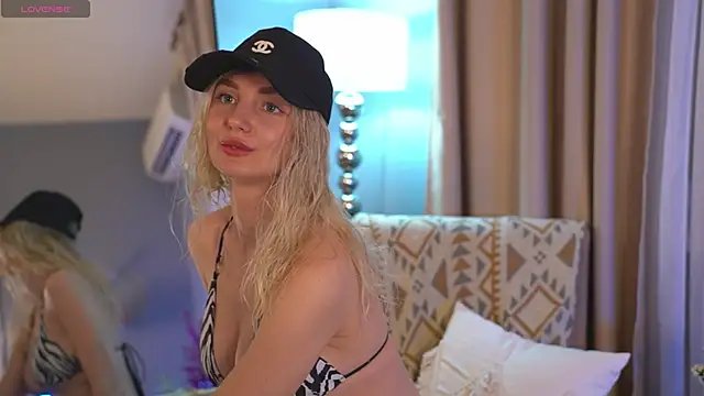 Carolllina  online show from February 1, 2026, 3:21 pm