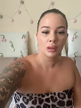 sexybatwomen33 online show from June 27, 2026, 10:20 am