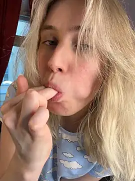 LovelyMiu online show from February 4, 2026, 2:01 pm