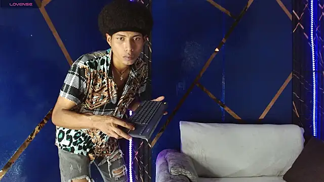 Snapshot of Walkers05 chatting on April 30, 2026, 5:19 pm Walkers05 online show from April 30, 2026, 5:19 pm