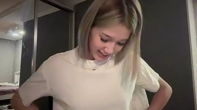 Snapshot of lilXdomiii chatting on February 15, 2026, 8:49 pm lilXdomiii online show from February 15, 2026, 8:49 pm