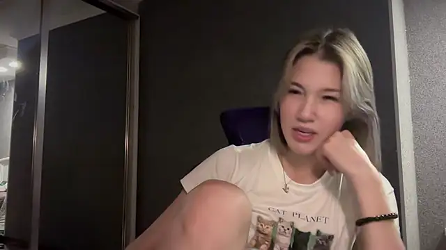 Snapshot of lilXdomiii chatting on February 17, 2026, 12:45 pm lilXdomiii online show from February 17, 2026, 12:45 pm