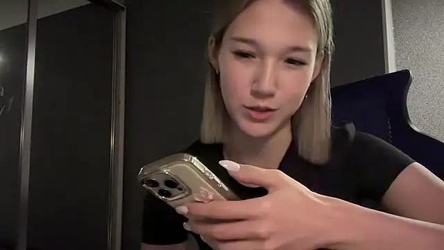 Snapshot of lilXdomiii chatting on March 8, 2026, 7:28 pm lilXdomiii online show from March 8, 2026, 7:28 pm