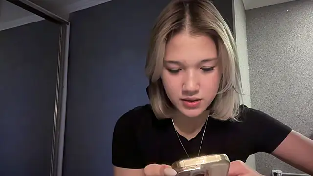 Snapshot of lilXdomiii chatting on March 17, 2026, 1:25 pm lilXdomiii online show from March 17, 2026, 1:25 pm