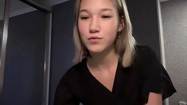 Snapshot of lilXdomiii chatting on March 19, 2026, 2:32 pm lilXdomiii online show from March 19, 2026, 2:32 pm