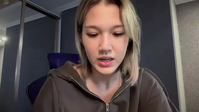 Snapshot of lilXdomiii chatting on March 22, 2026, 11:35 am lilXdomiii online show from March 22, 2026, 11:35 am