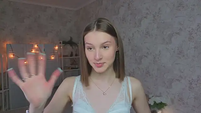 Snapshot of LianneBynon chatting on May 16, 2026, 8:22 am LianneBynon online show from May 16, 2026, 8:22 am