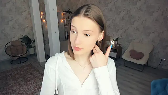 Snapshot of LianneBynon chatting on June 1, 2026, 8:27 am LianneBynon online show from June 1, 2026, 8:27 am