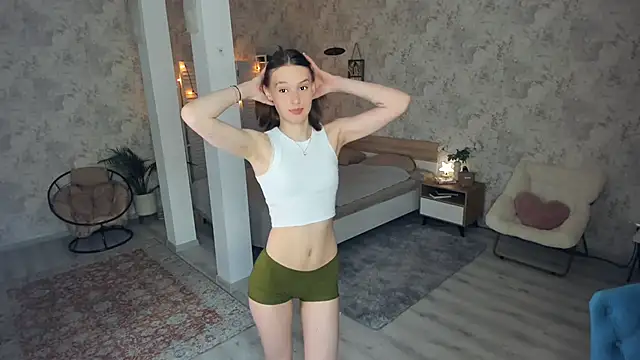 Snapshot of LianneBynon chatting on June 4, 2026, 8:31 am LianneBynon online show from June 4, 2026, 8:31 am