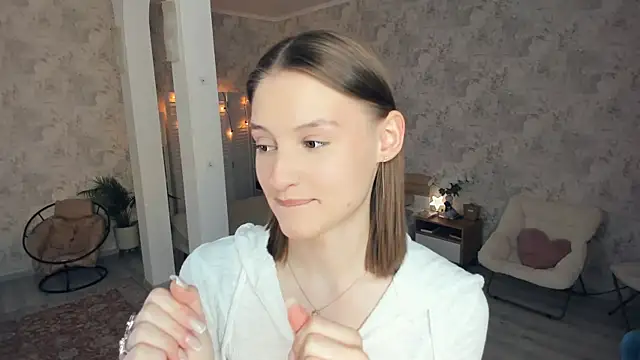 Snapshot of LianneBynon chatting on June 13, 2026, 8:34 am LianneBynon online show from June 13, 2026, 8:34 am