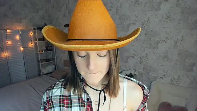 Snapshot of LianneBynon chatting on June 27, 2026, 8:41 am LianneBynon online show from June 27, 2026, 8:41 am