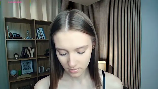 Snapshot of LianneBynon chatting on July 13, 2026, 9:45 am LianneBynon online show from July 13, 2026, 9:45 am