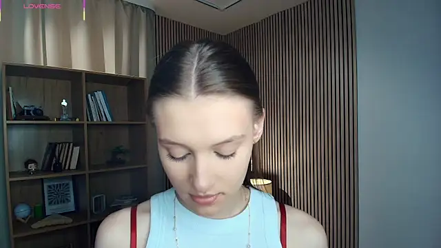 Snapshot of LianneBynon chatting on July 18, 2026, 9:02 am LianneBynon online show from July 18, 2026, 9:02 am