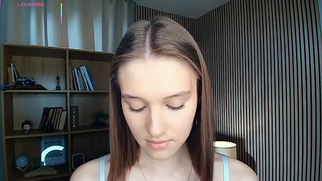 Snapshot of LianneBynon chatting on August 3, 2026, 8:35 am LianneBynon online show from August 3, 2026, 8:35 am