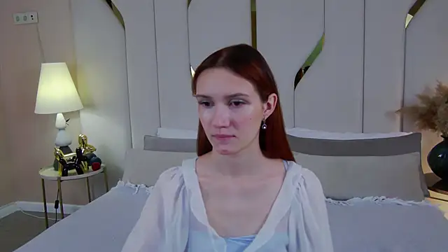 ChloeSimoon online show from February 4, 2026, 5:19 pm