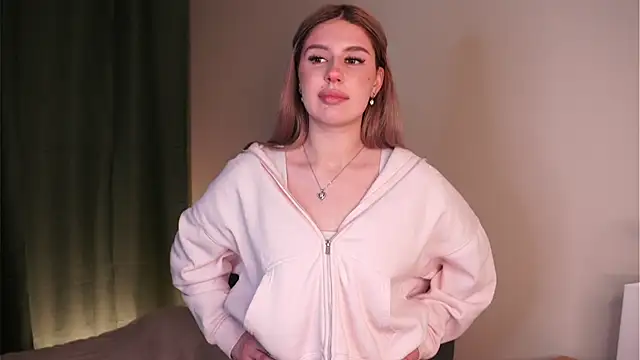 SandiCoutee online show from February 4, 2026, 6:36 pm