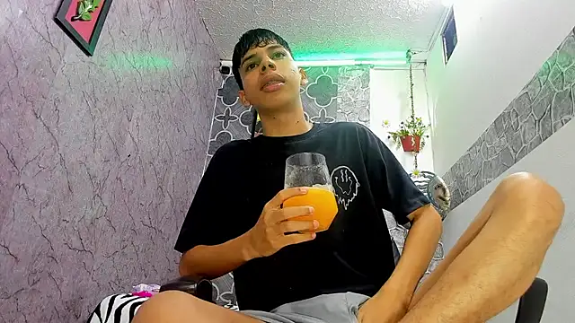 sexyboys cutexx18 online show from February 9, 2026, 10:14 pm