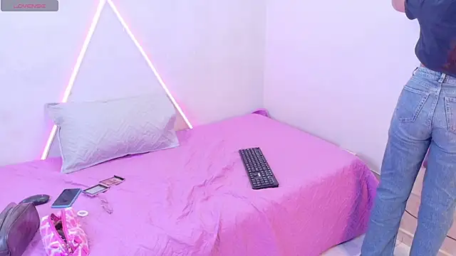 LeaneRous online show from February 4, 2026, 12:22 pm