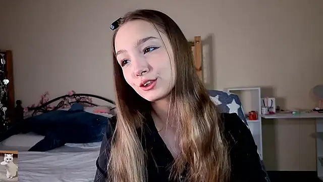 Snapshot of HoneyComfy chatting on April 19, 2026, 2:16 pm HoneyComfy online show from April 19, 2026, 2:16 pm