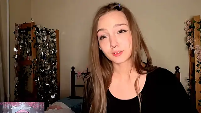 Snapshot of HoneyComfy chatting on May 11, 2026, 4:04 pm HoneyComfy online show from May 11, 2026, 4:04 pm