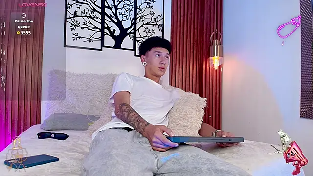 Snapshot of David_Banks_ chatting on March 3, 2026, 12:33 pm David Banks online show from March 3, 2026, 12:33 pm