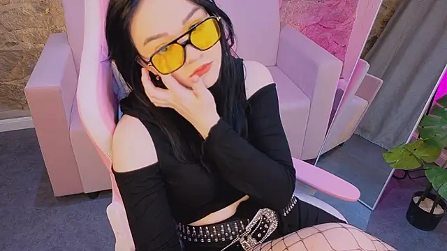 JadeCharm online show from February 1, 2026, 8:02 am