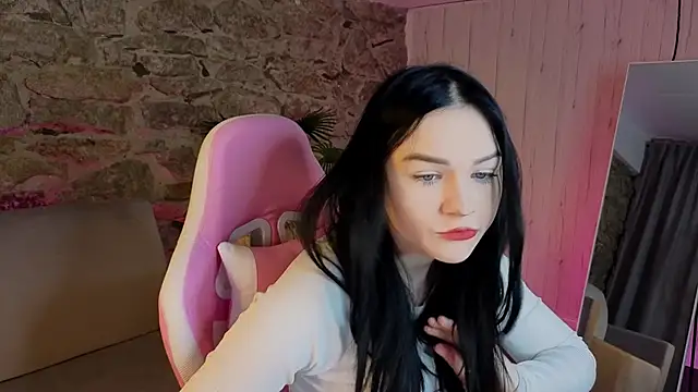 JadeCharm online show from February 4, 2026, 8:31 am